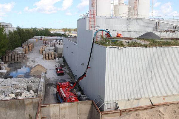 Zand wegzuigen van trechterdak op 20m hoogte